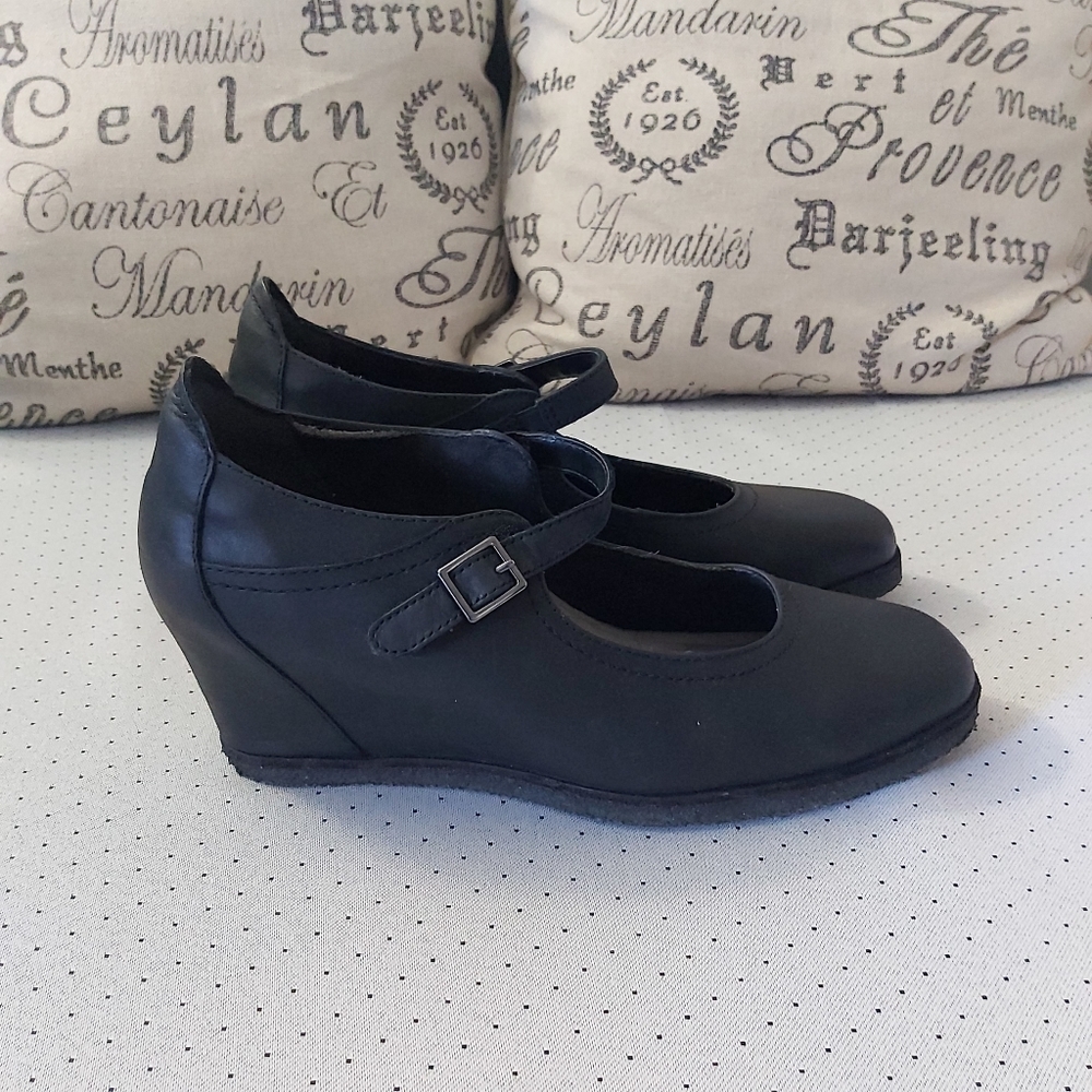 Earth Black Mary Jane Wedge Pumps - Picture 5 of 16